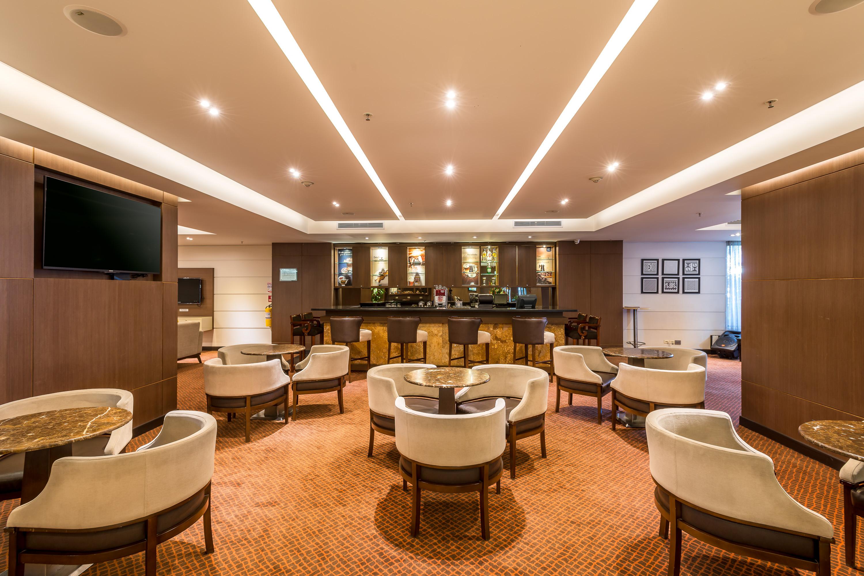 Dann Carlton Bogota Hotell Exteriör bild The Royal Orchid Lounge at Suvarnabhumi Airport