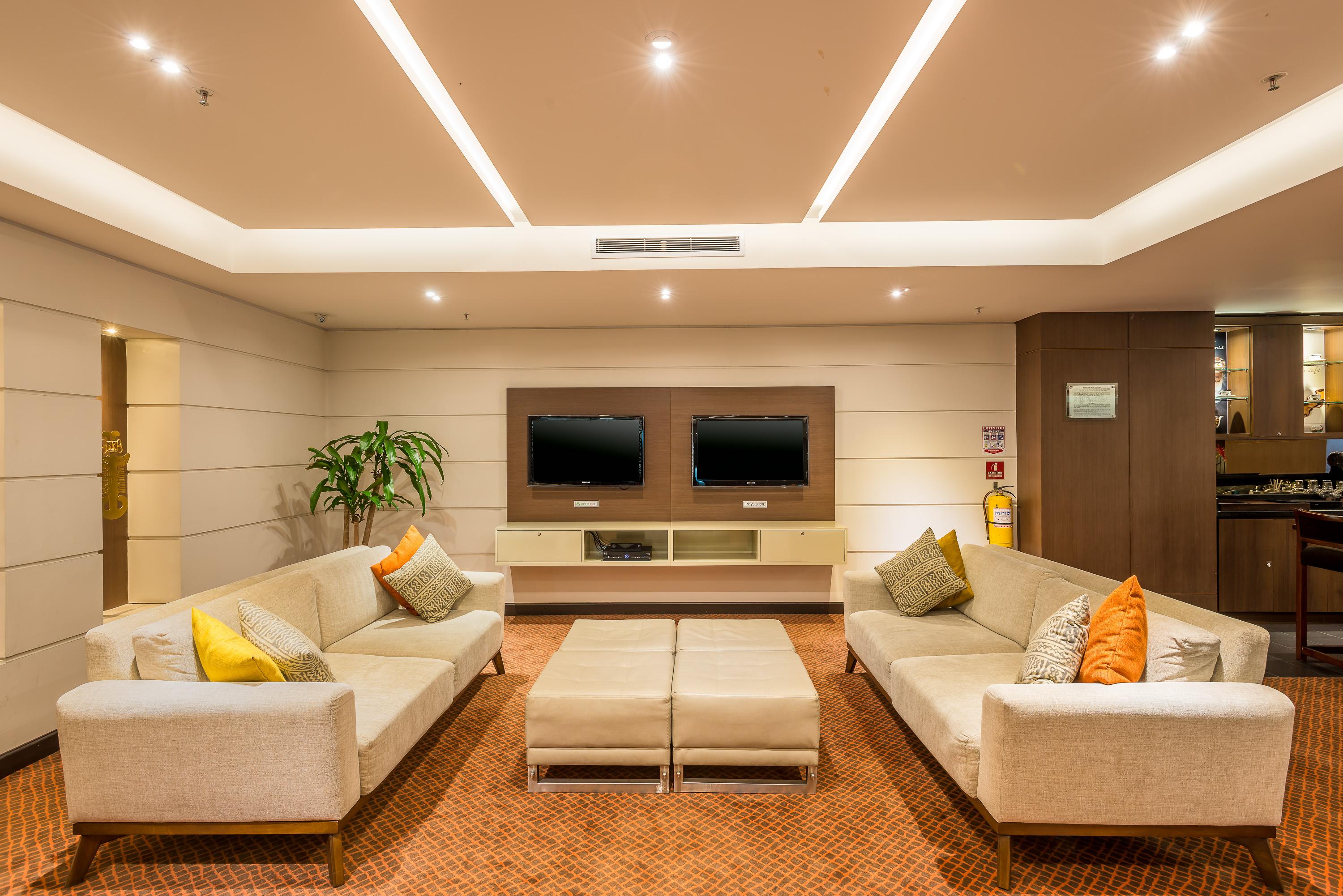 Dann Carlton Bogota Hotell Exteriör bild The living room of a suite at the hotel