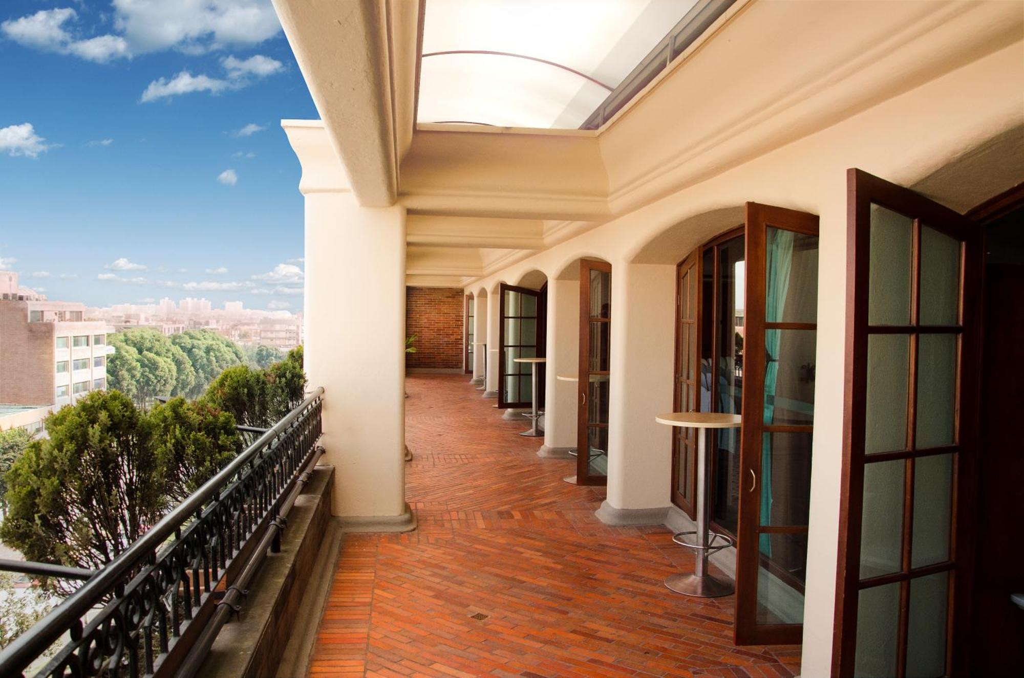 Dann Carlton Bogota Hotell Exteriör bild The balcony of the hotel