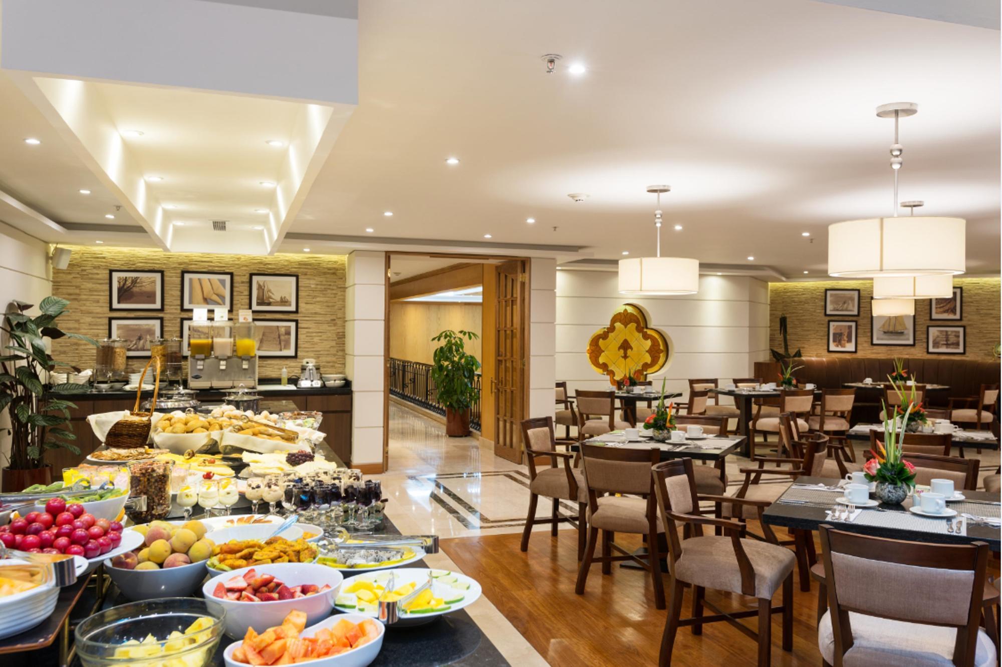 Dann Carlton Bogota Hotell Exteriör bild The Club Lounge at the airport