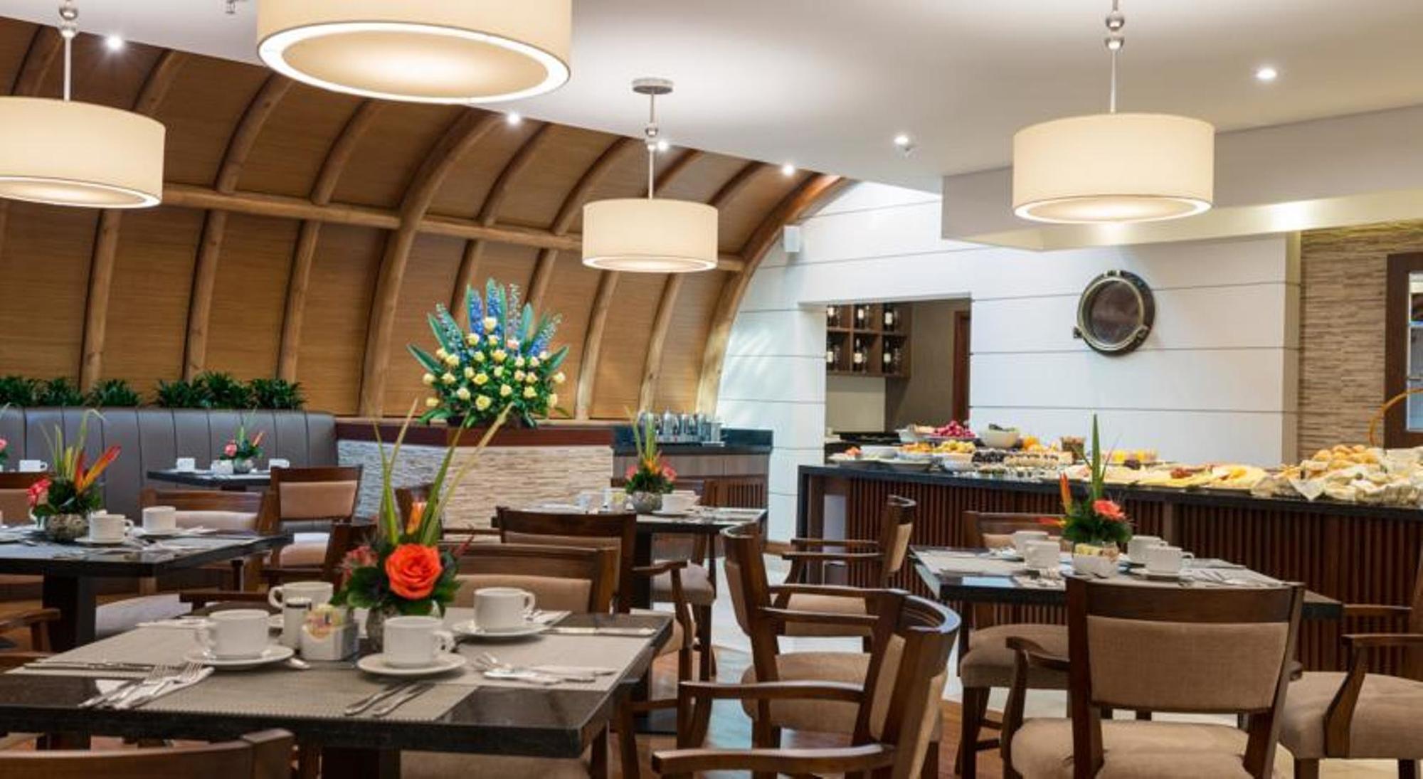 Dann Carlton Bogota Hotell Exteriör bild The interior of the lounge